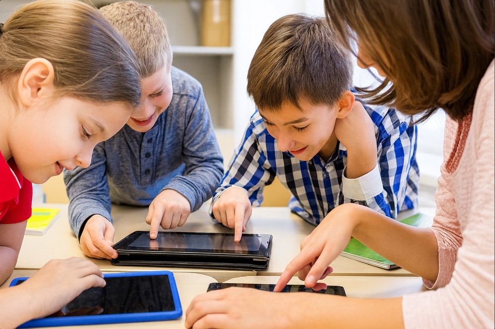 Students using tablets and smart study apps in a classroom setting – Best Smart Study Apps for Students in 2026
